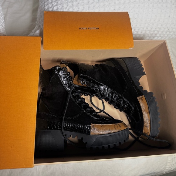Louis Vuitton Shoes - Picture 1 of 5